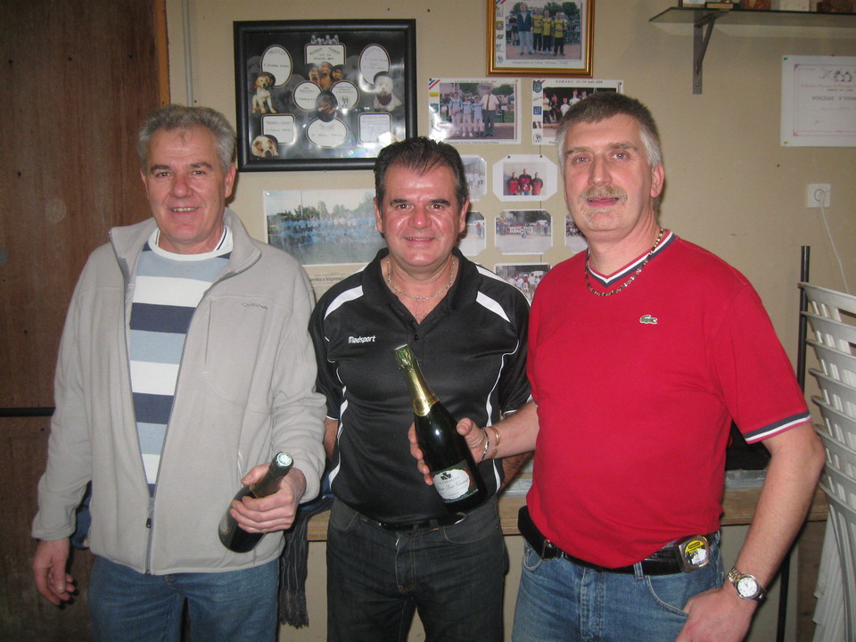 Après 3 parties âprement disputées, JOEL grimpe sur la première marche suivi de DIDIER ( absent au moment de la photo ) et RICKET Après 3 parties âprement disputées, JOEL grimpe sur la première marche suivi de DIDIER ( absent au moment de la photo ) et RICKET