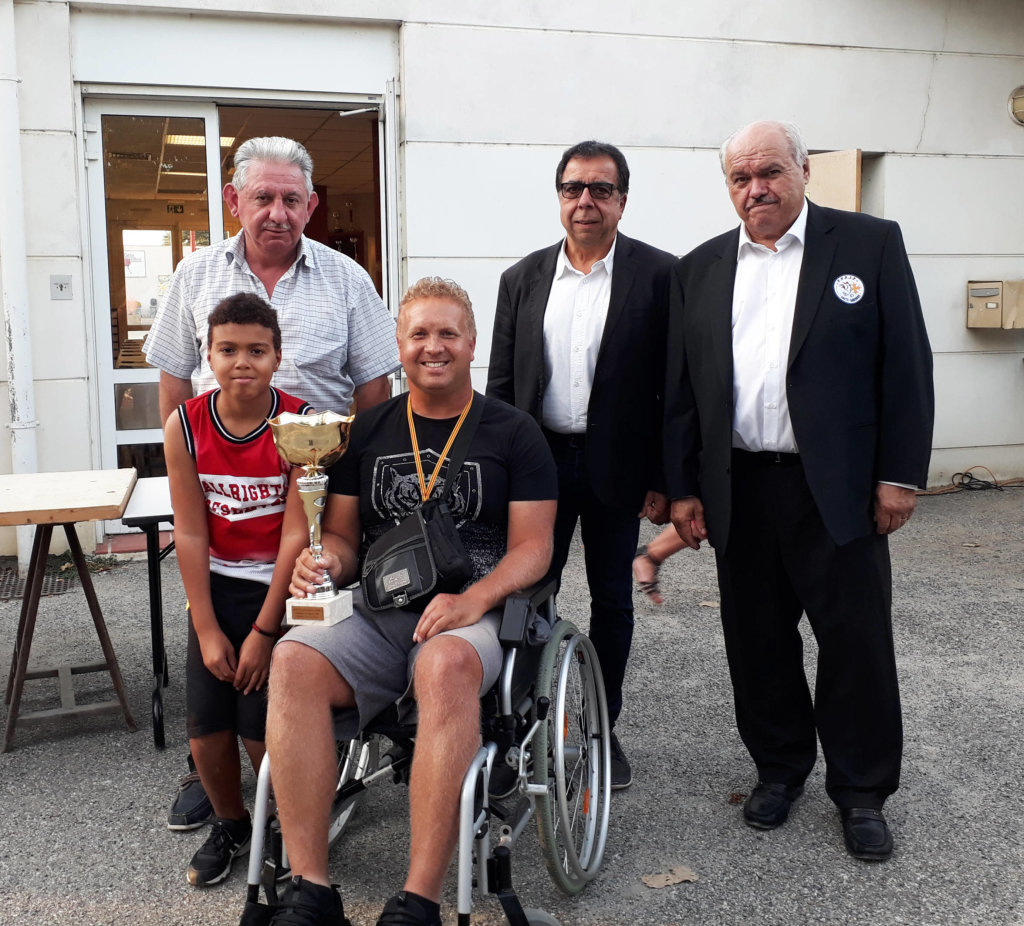 Un fauteuil pour Génézio HOARAU.
