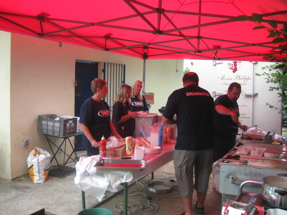 une équipe en cuisine au top avec le chef Eric une équipe en cuisine au top avec le chef Eric