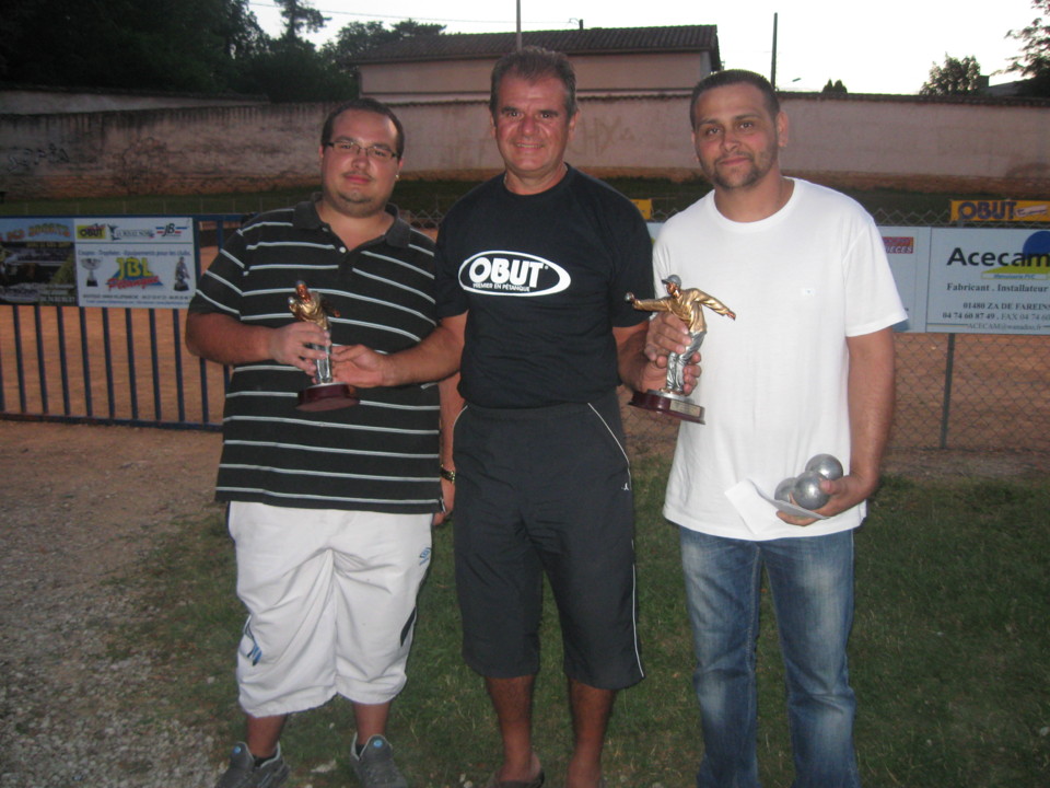 la remise des prix aux vainqueurs avec un président heureux et satisfait de la journée la remise des prix aux vainqueurs avec un président heureux et satisfait de la journée