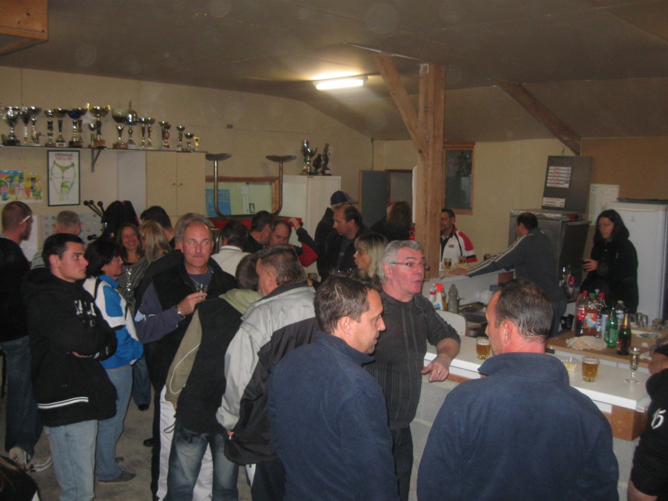 Comme d'habitude, un petit apéro pour refaire les parties. Comme d'habitude, un petit apéro pour refaire les parties.