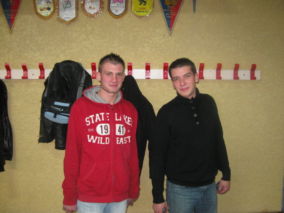 en rouge et noir ...deux admirateurs de Jeanne MAS !!!!!! en rouge et noir ...deux admirateurs de Jeanne MAS !!!!!!