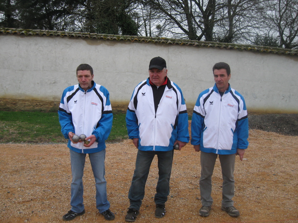 C'est tellement mieux la pétanque avec des tenues homogènes. BRAVO messieurs.