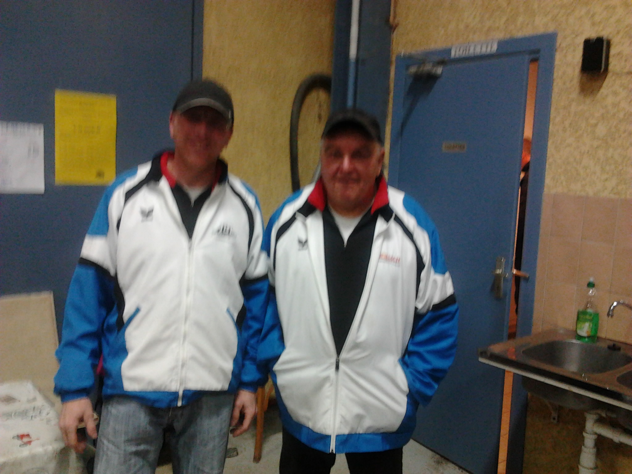 les casquettes, ça fait presque tout !!!!! les casquettes, ça fait presque tout !!!!!