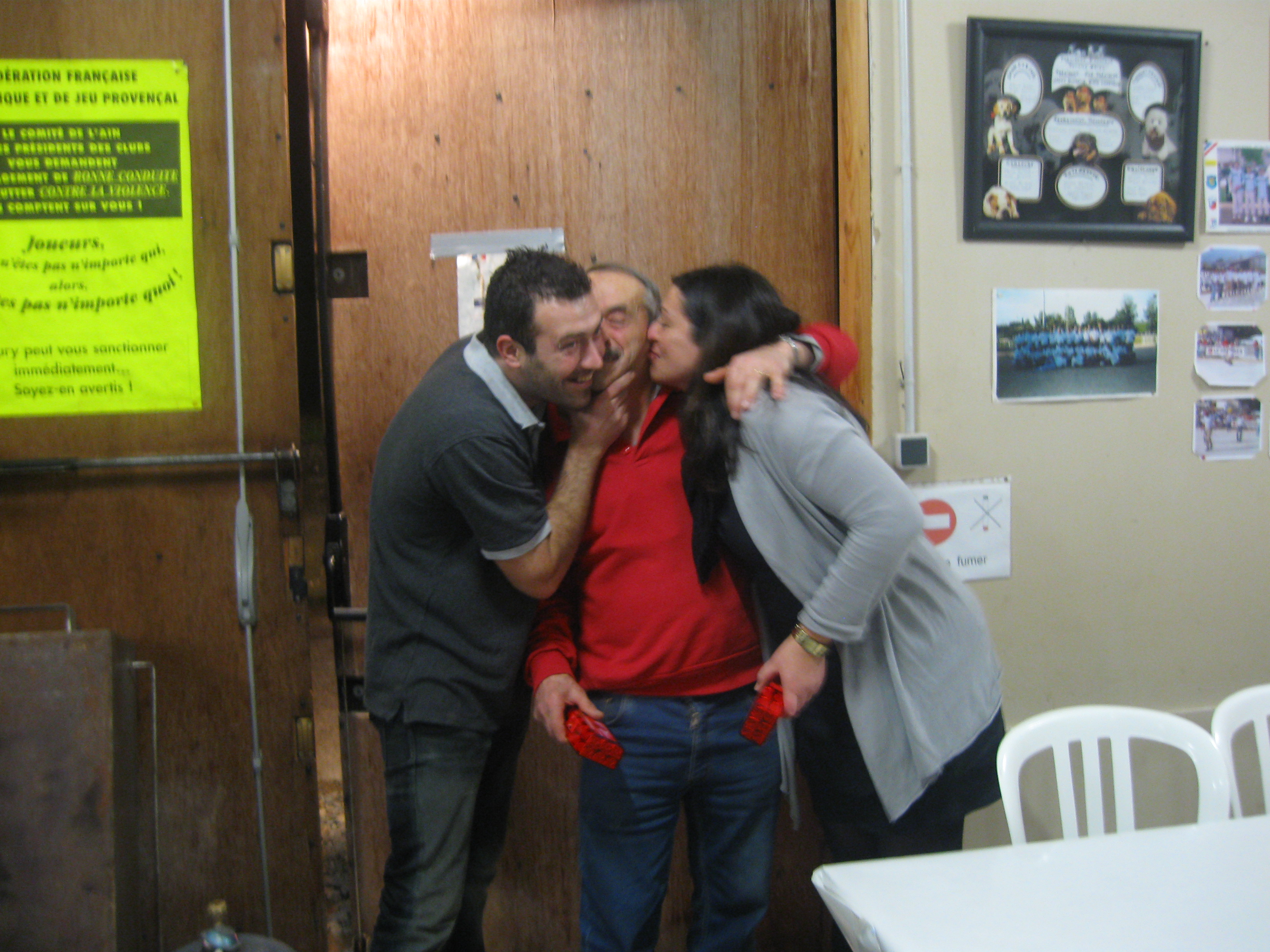 la bise à Jean : il n'y en avait qu'un pour s'y coller la bise à Jean : il n'y en avait qu'un pour s'y coller