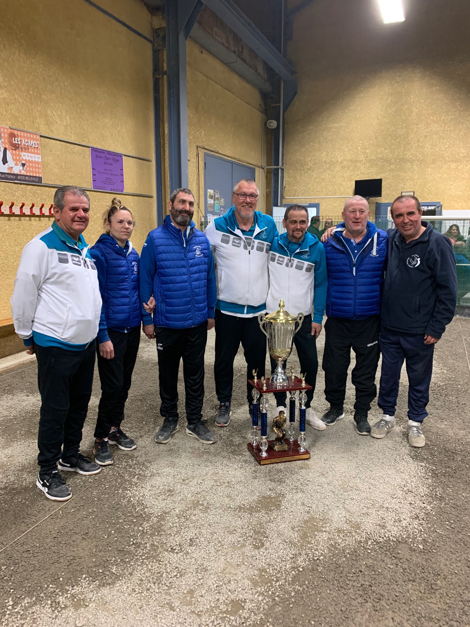 Les présidents de club encadrent les finalistes... Les présidents de club encadrent les finalistes...