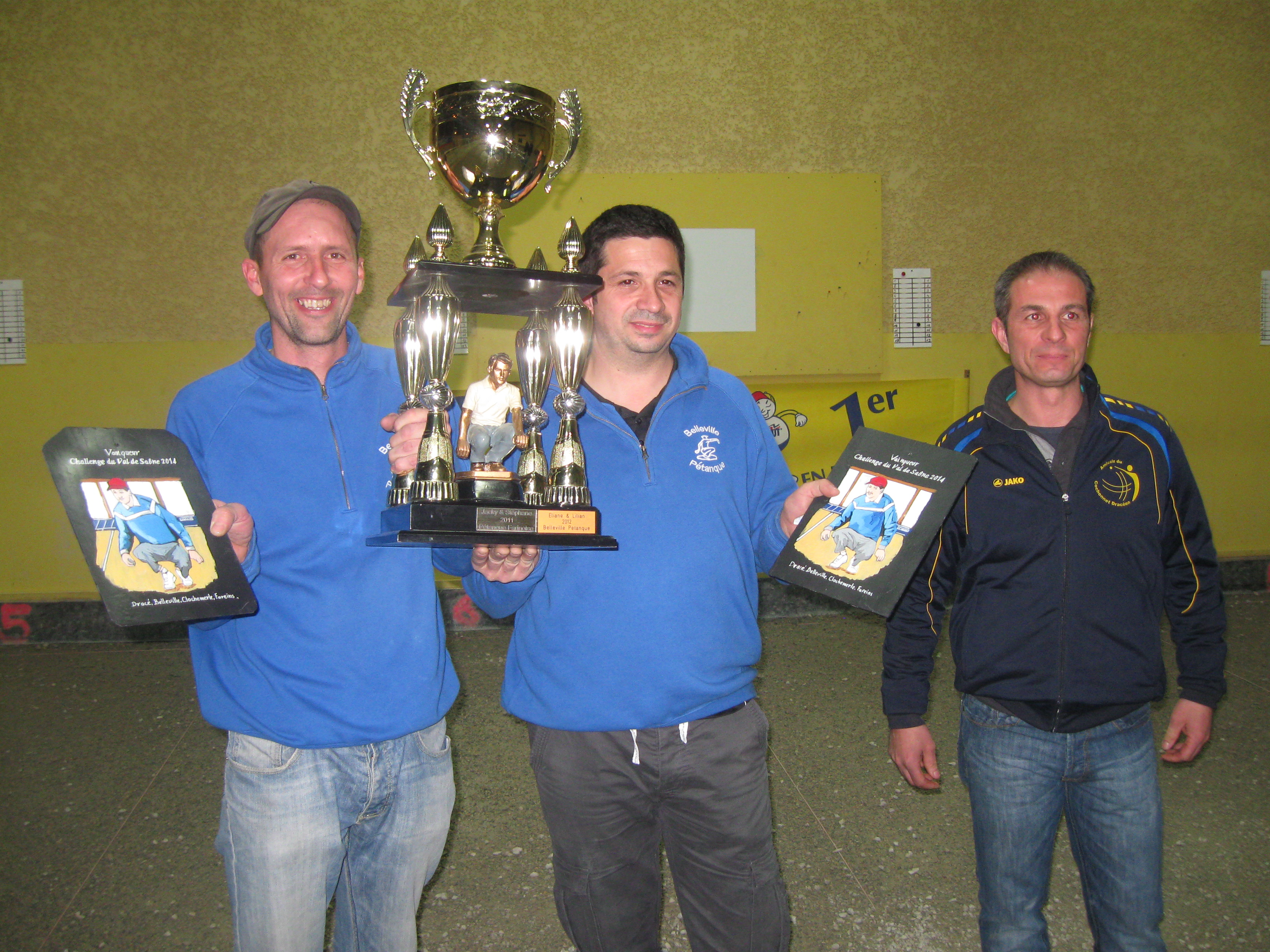 les vainqueurs viennent de recevoir le challenge VAL DE SAONE et les plaquettes offertes par le président de DRACE les vainqueurs viennent de recevoir le challenge VAL DE SAONE et les plaquettes offertes par le président de DRACE