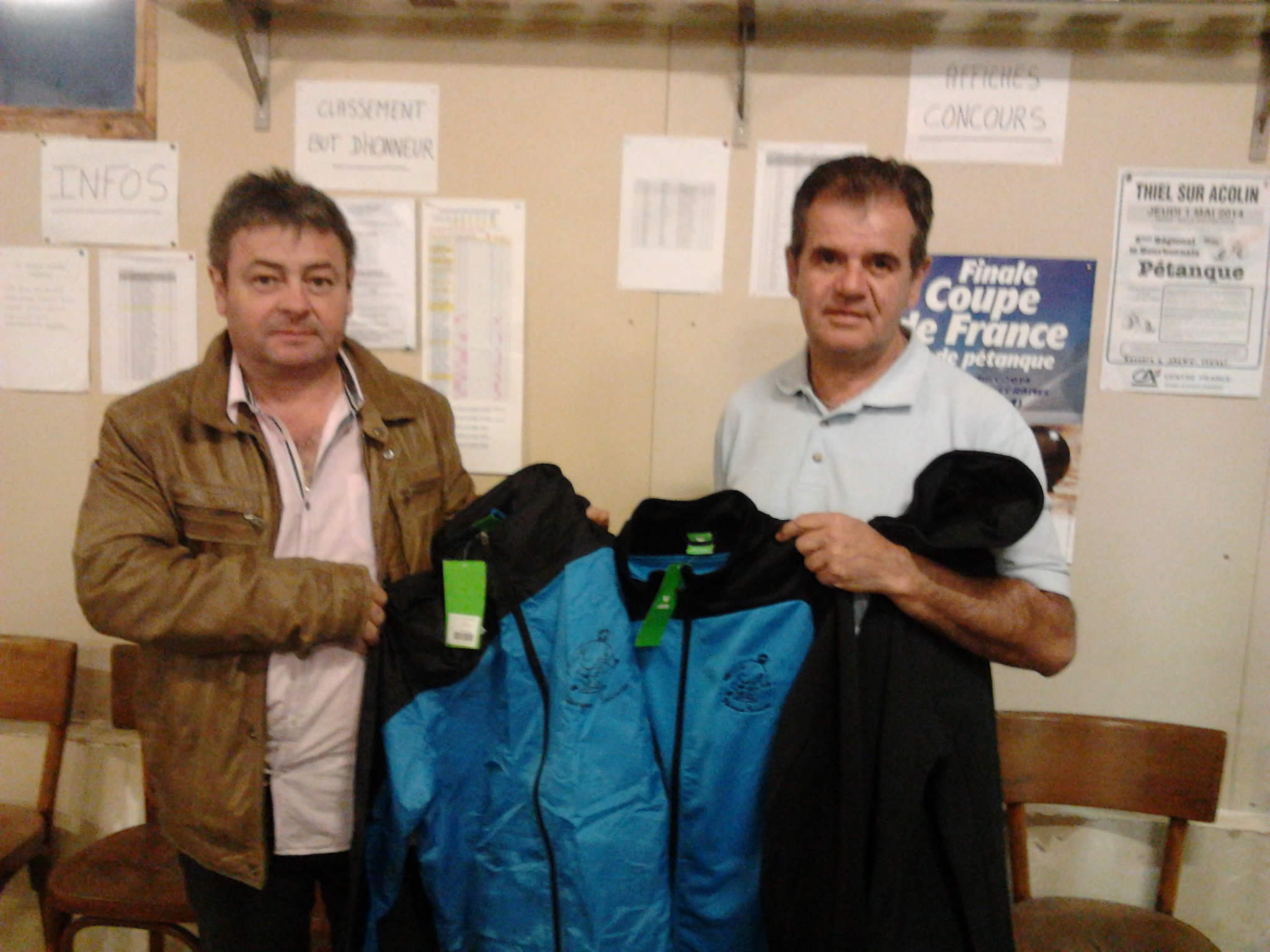 Jean Luc BRIEL, fournisseur remet symboliquement la première tenue au président Jacky DUTREIVE Jean Luc BRIEL, fournisseur remet symboliquement la première tenue au président Jacky DUTREIVE