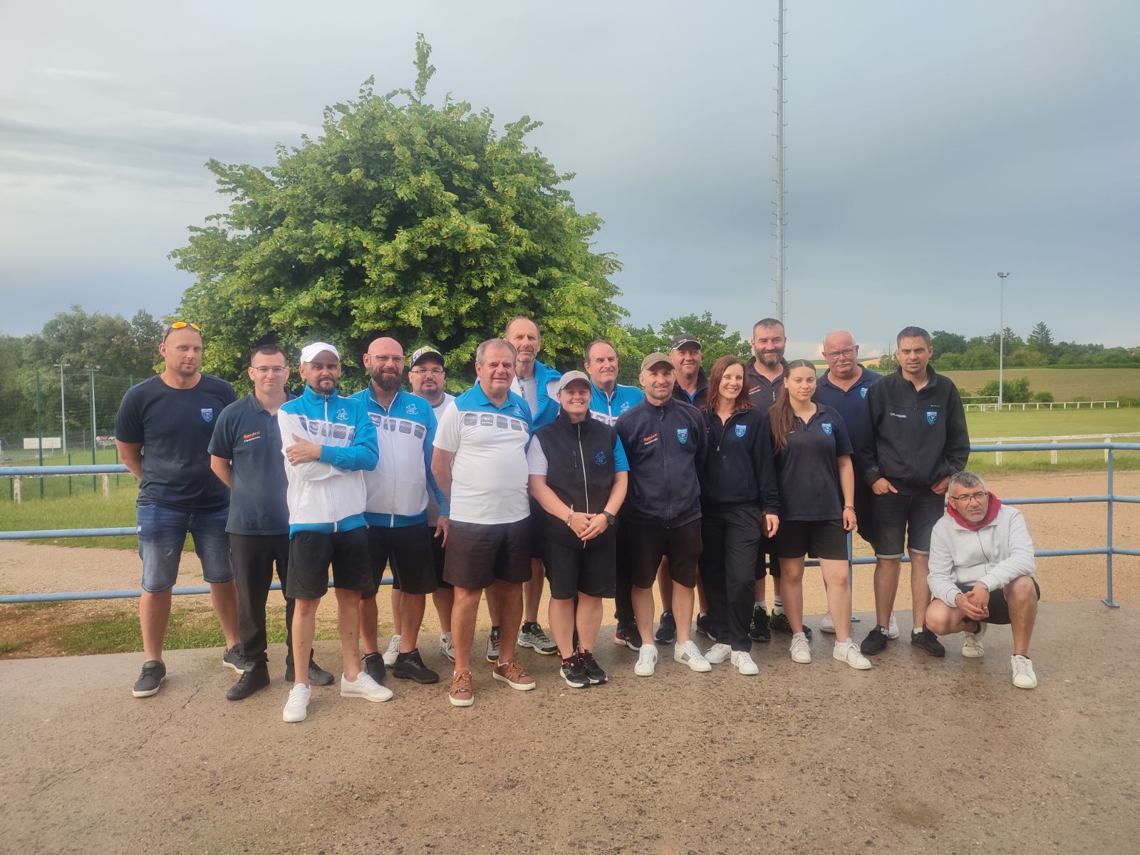 Les deux équipes (manquent P. BOULON et S. LIEVOIS sur la photo...) Les deux équipes (manquent P. BOULON et S. LIEVOIS sur la photo...)