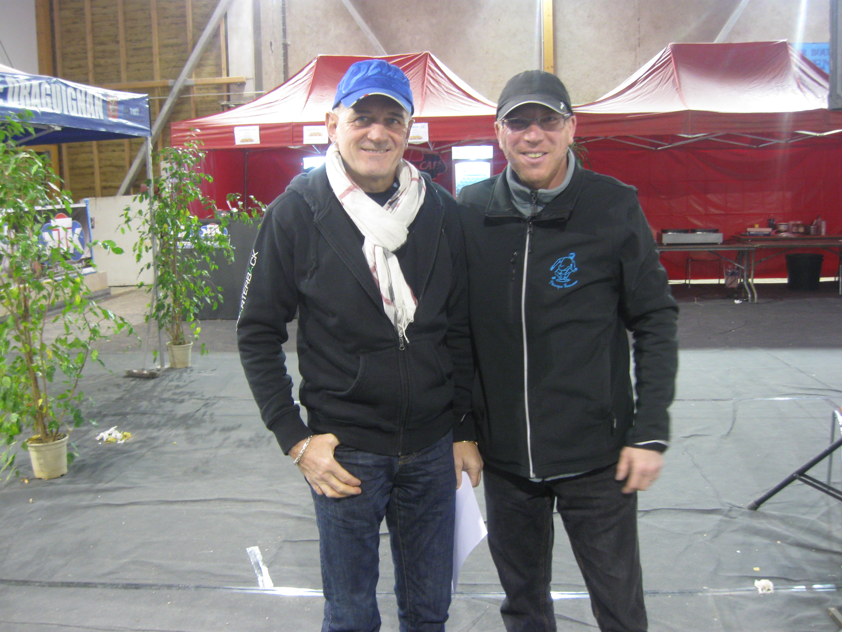 Marc ALEXANDRE, le speaker officiel des grandes manifestations adepte aussi de la casquette