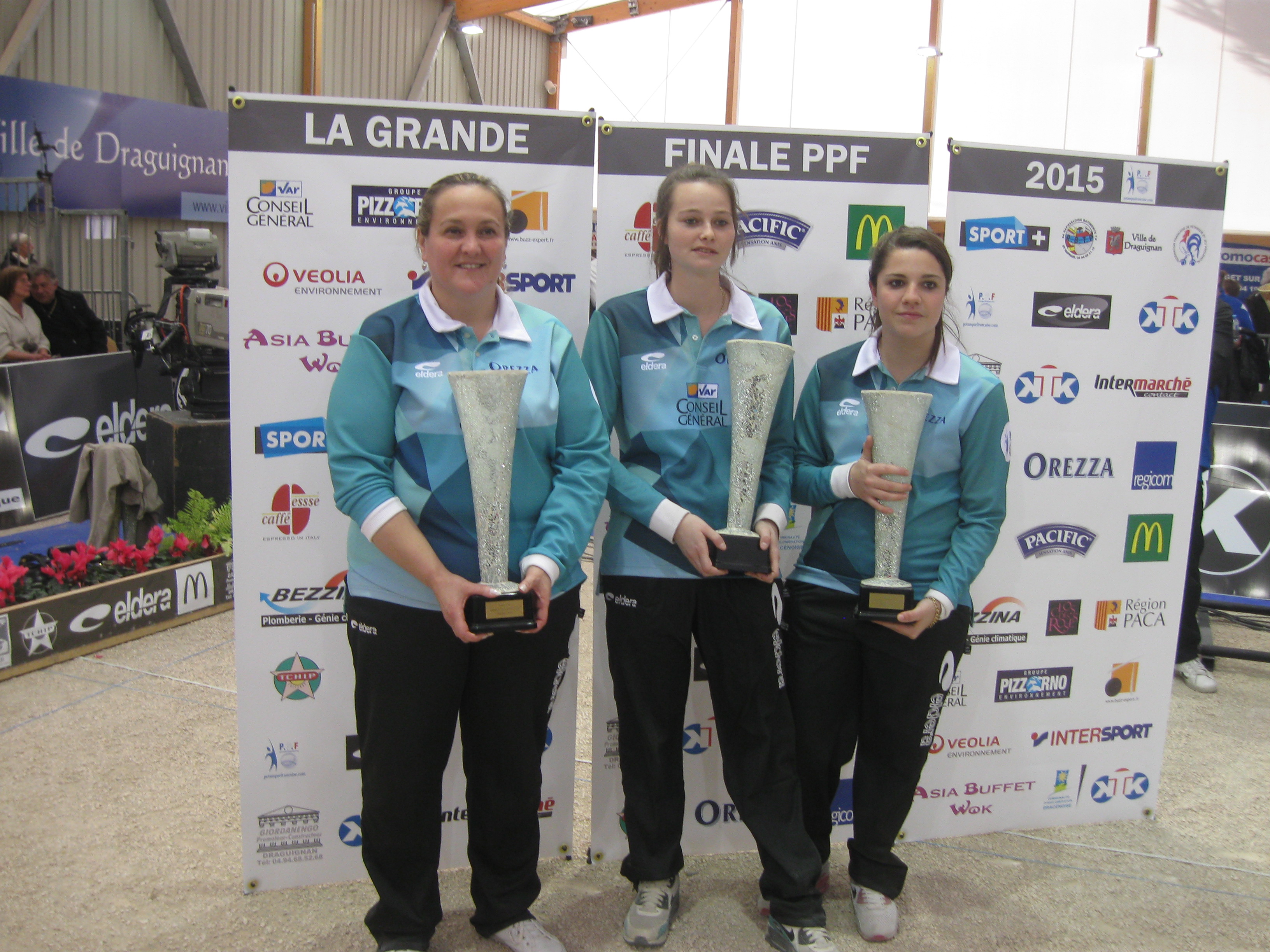 les finalistes féminines souriantes malgré la défaite