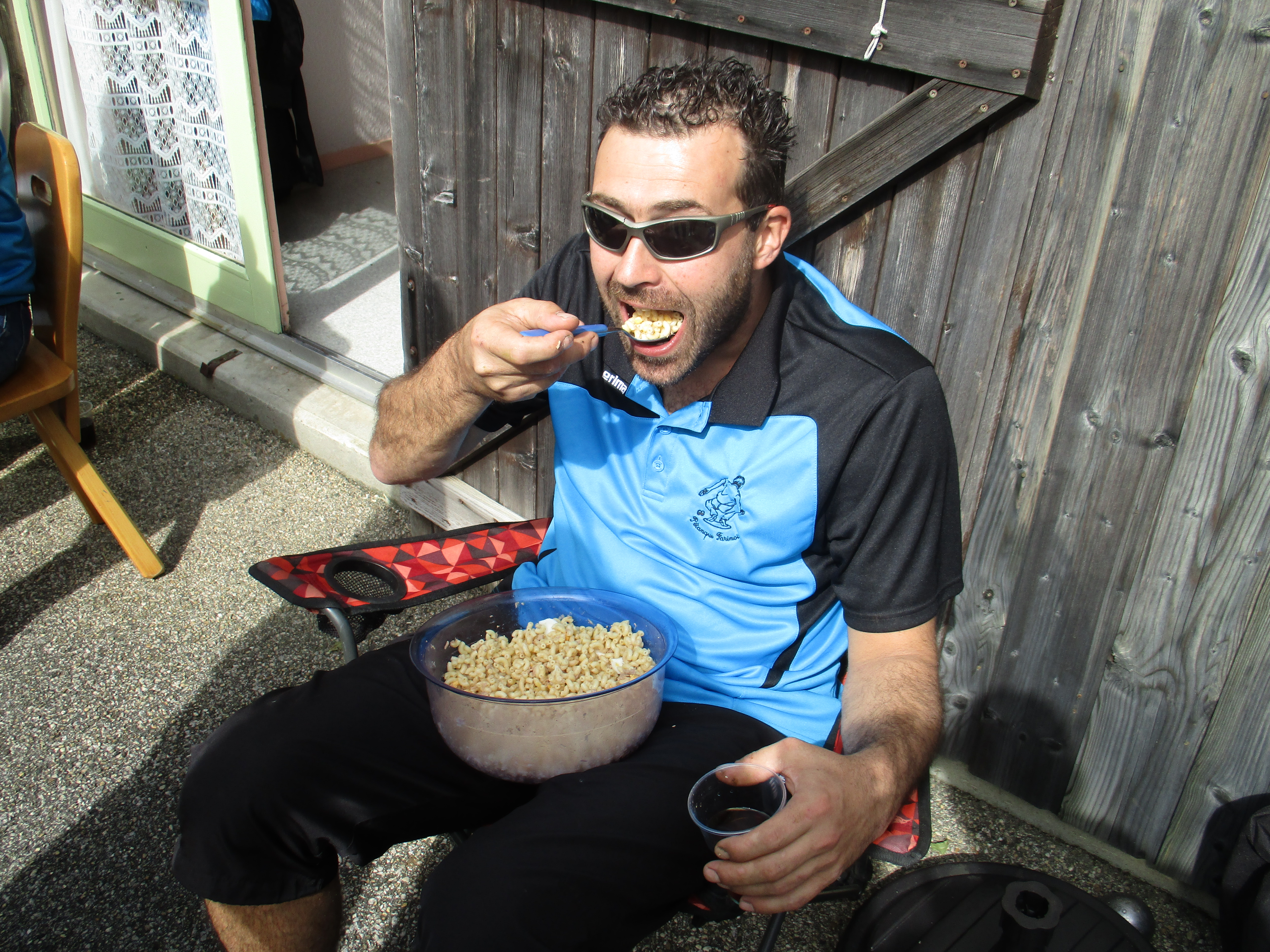 Ah oui !!!!!! je vous rassure, il l' a pas mangé à lui tout seul  :-) :-)  :-) Ah oui !!!!!! je vous rassure, il l' a pas mangé à lui tout seul  :-) :-)  :-)