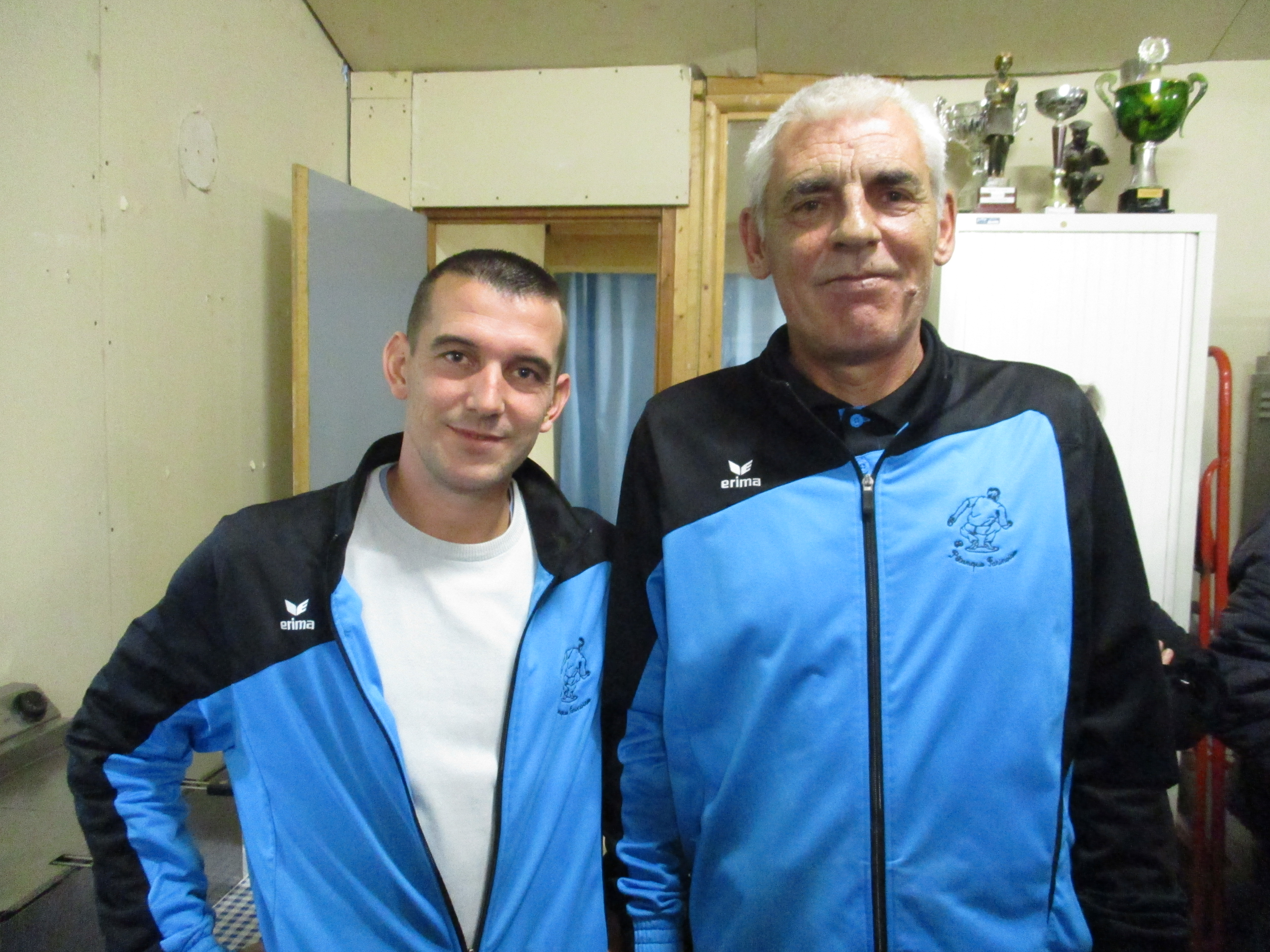 Avec une ligne noire ausi bien alignée, ils ne peuvent être que complémentaires. Bravo pour la qualif Avec une ligne noire ausi bien alignée, ils ne peuvent être que complémentaires. Bravo pour la qualif