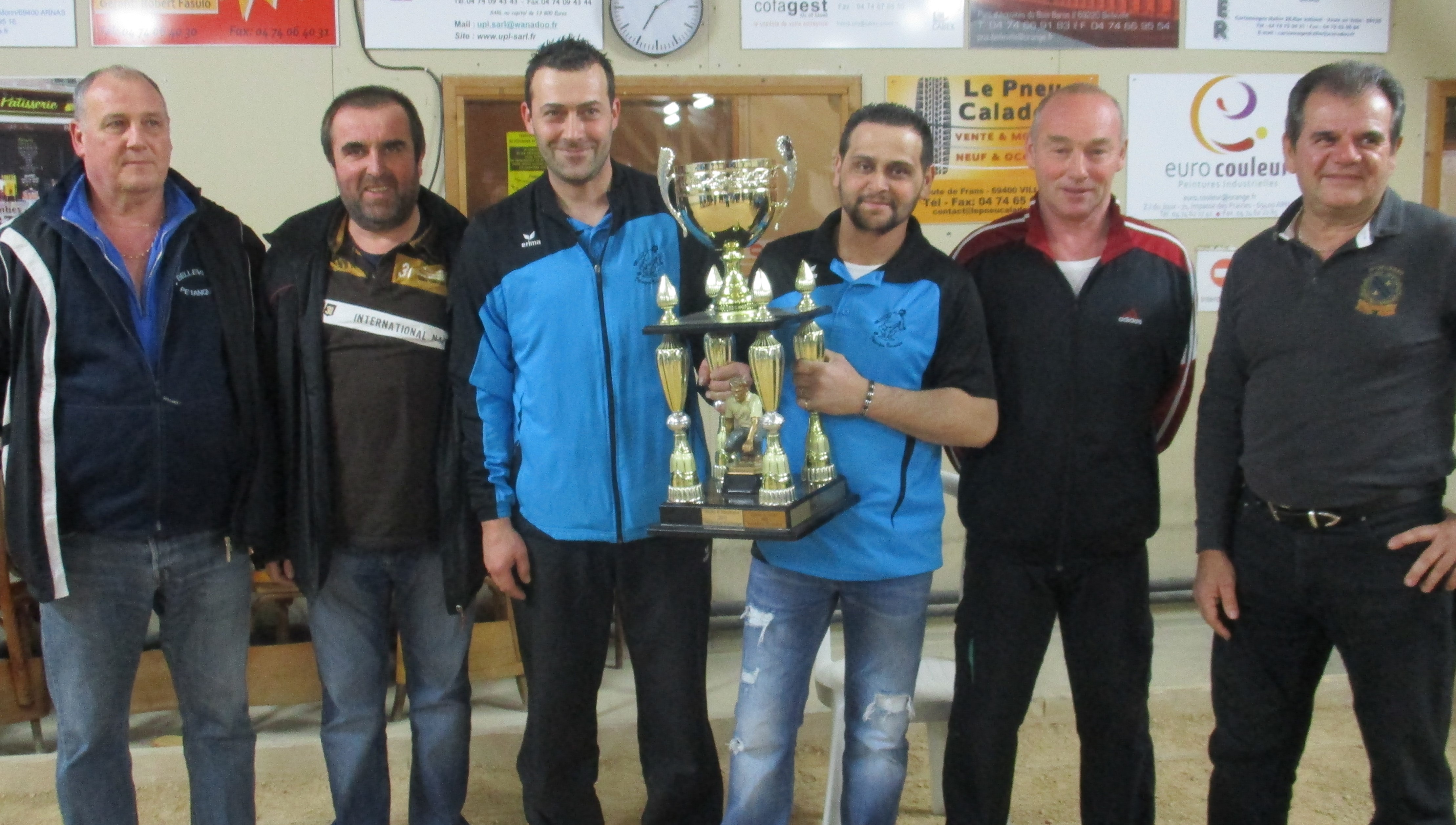 la remise du trophée aux vainqueurs ( double vainqueurs maintenant)