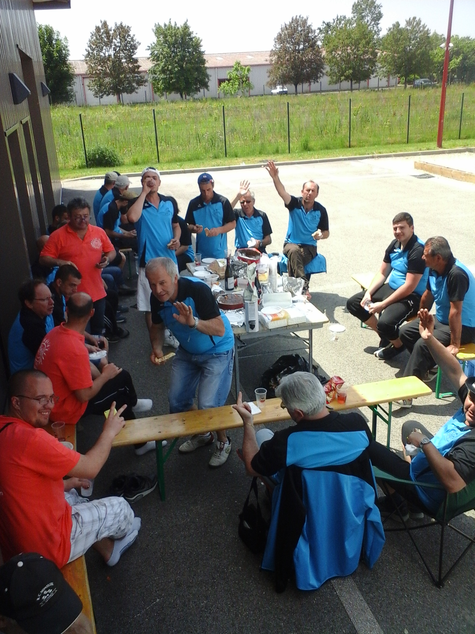 le casse croute du samedi midi ( au choix à l'ombre ou au soleil) le casse croute du samedi midi ( au choix à l'ombre ou au soleil)