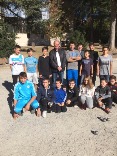 TOUS REUNIS POUR LA POSE PHOTO TOUS REUNIS POUR LA POSE PHOTO