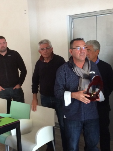 Notre Président Bruno GOLE trophée en main Notre Président Bruno GOLE trophée en main