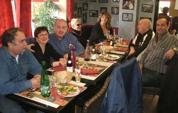 Roger DIDIER, le maire de GAP en compagnie des licenciés du club. Roger DIDIER, le maire de GAP en compagnie des licenciés du club.