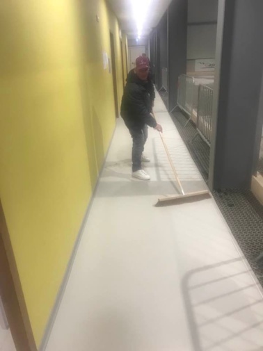 Adelino en plein labeur : heureusement qu'il est meilleur aux boules !!!!!