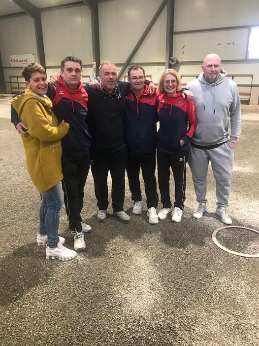 LES VAINQUEURS AVEC LEUR PRESIDENT LES VAINQUEURS AVEC LEUR PRESIDENT