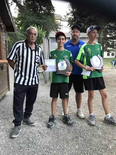 Nos 2 champions avec Mr DASTREVIGNE (arbitre) et SARRAZIN (délégué)