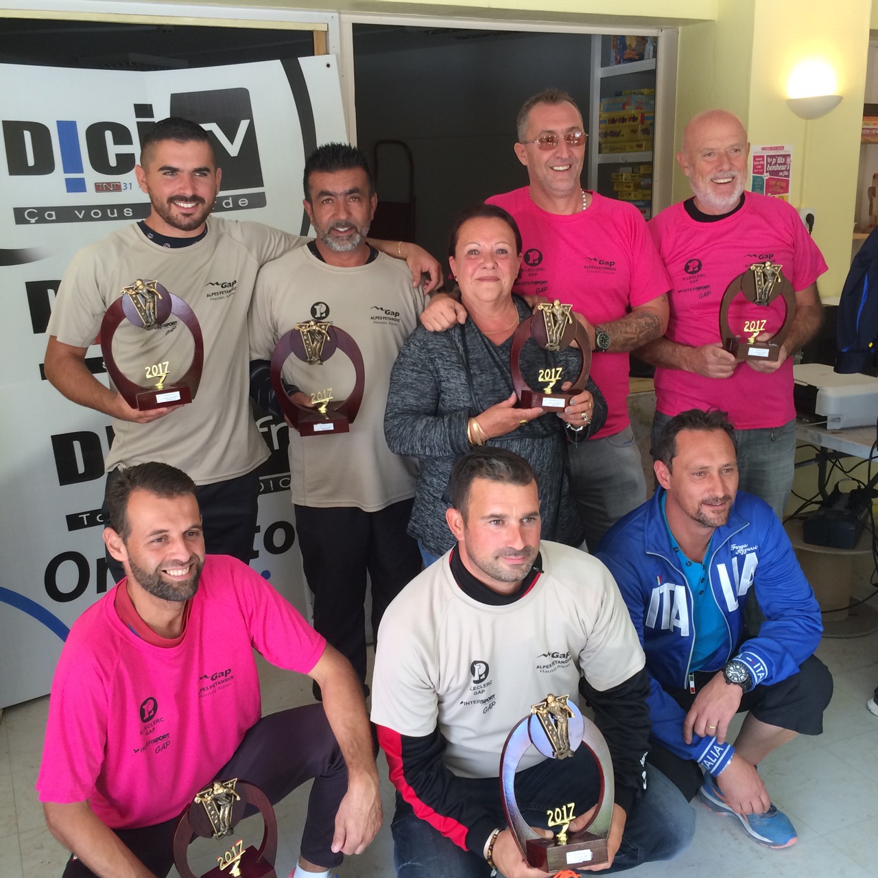 LES FINALISTES AVEC MME YVETTE LORENZELLI et son fils XAVIER LES FINALISTES AVEC MME YVETTE LORENZELLI et son fils XAVIER