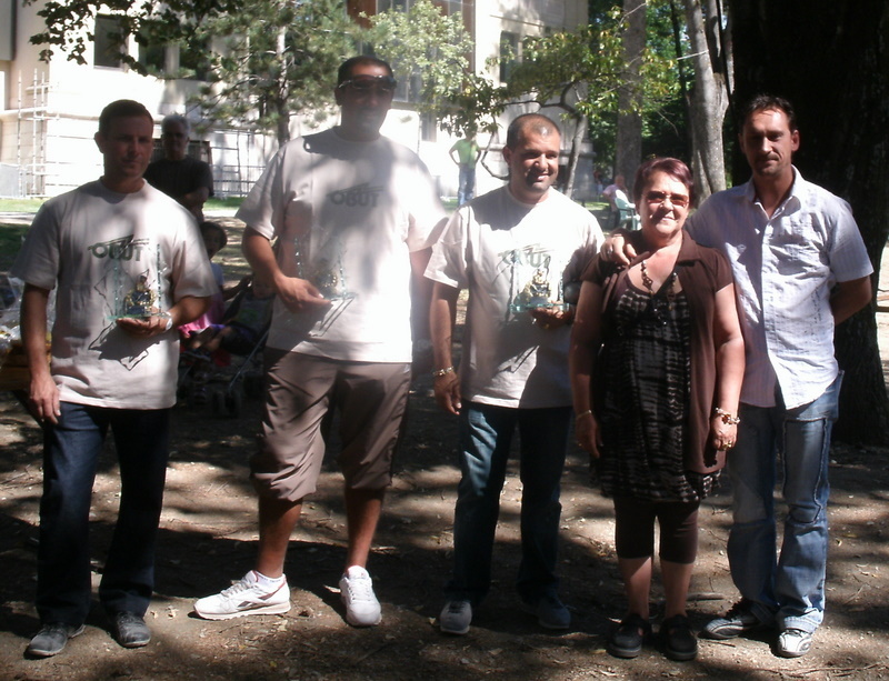 Les vainqueurs accompagnés de Madame LORENZELLI et de son fils Gérald Les vainqueurs accompagnés de Madame LORENZELLI et de son fils Gérald