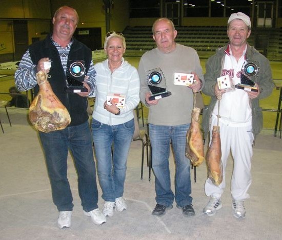 Les gagnants du concours A : SERVEL Jean-Claude, AUBERT Alain, GALERA Claude accompagné de Mary THIERS