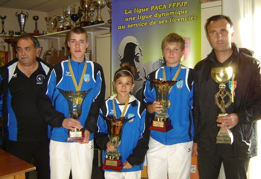 Patrick (coatch) avec ses trois protégés et Laurent PARA qui brandit la Coupe de la Ligue des Champions Cadets