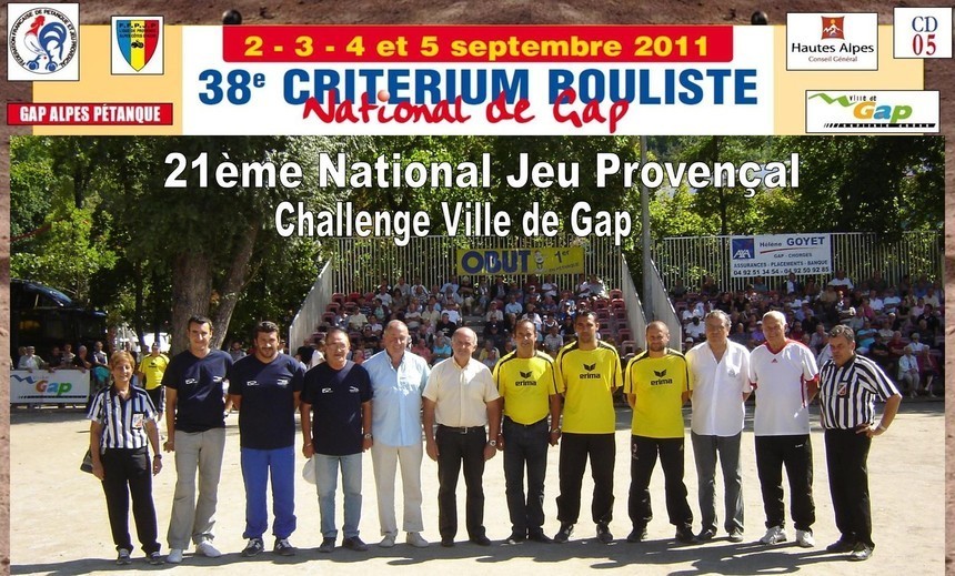 Les finalistes avec Mme Annie SALIBA, Arbitre National - M. Dany GALLAND, Adjoint au Maire Chargé des Sports (vainqueur du Triplette au Jeu Provençal "Critérium de GAP" en 1978, 1984 et 1990) - M. Roger DIDIER, Maire de Gap - M. Jean PROVENSAL, Président du G.A.P. Hautes-Alpes - M. Claude CORNILLE, Délégué du National, Secrétaire Général du CD 05 et M. Roland FALLOURD, Arbitre National