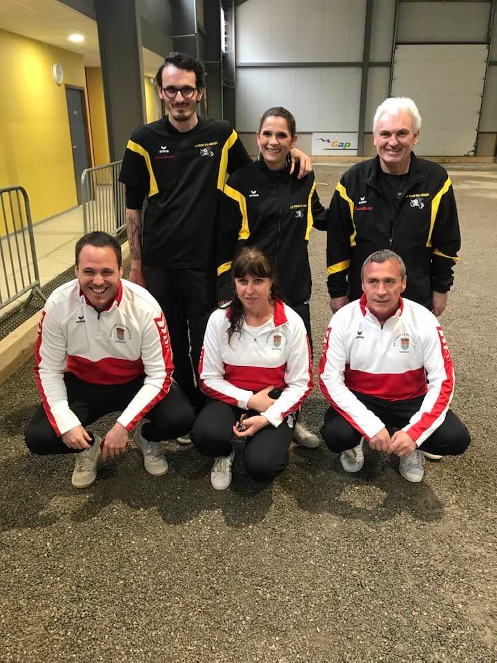 Debout : Club R MILLON Pétanque ; TRAMONTANO Loïc - BORSI Stéphanie et Pierre TRAMONTANO, accroupi Debout : Club R MILLON Pétanque ; TRAMONTANO Loïc - BORSI Stéphanie et Pierre TRAMONTANO, accroupi