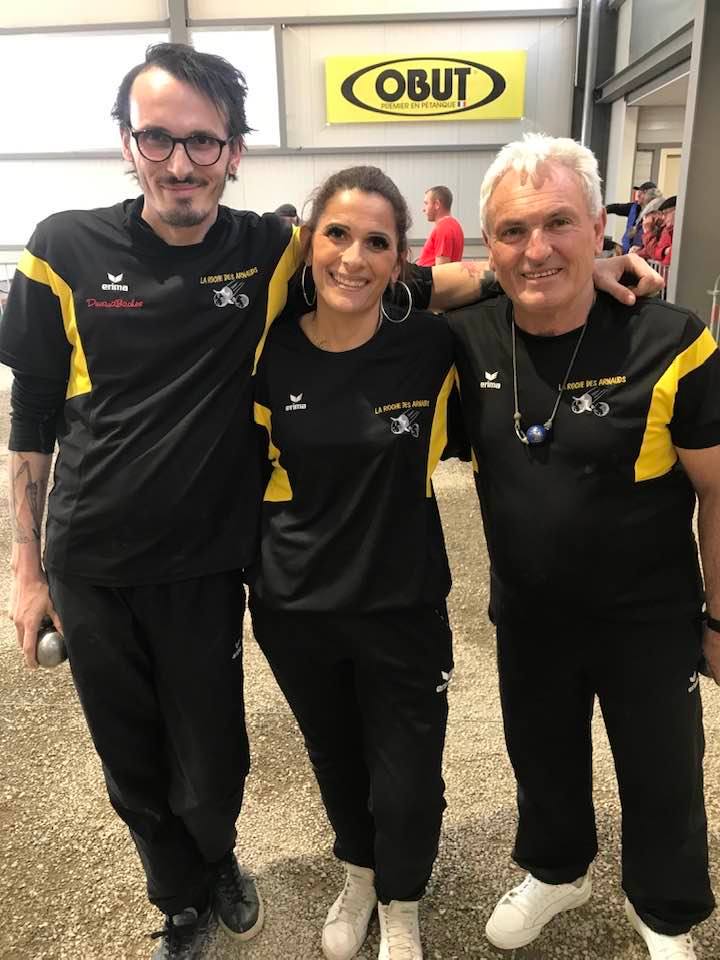 Equipe R MILLON Pétanque : TRAMONTANO Loïc, sa soeur et présidente Stéphanie BORSI, leur père TRAMONTANO Pierre... Bravo à cette belle famille Equipe R MILLON Pétanque : TRAMONTANO Loïc, sa soeur et présidente Stéphanie BORSI, leur père TRAMONTANO Pierre... Bravo à cette belle famille
