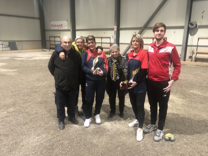 photo de famille avec les jumelles finalistes pour le souvenir Viviane POU..