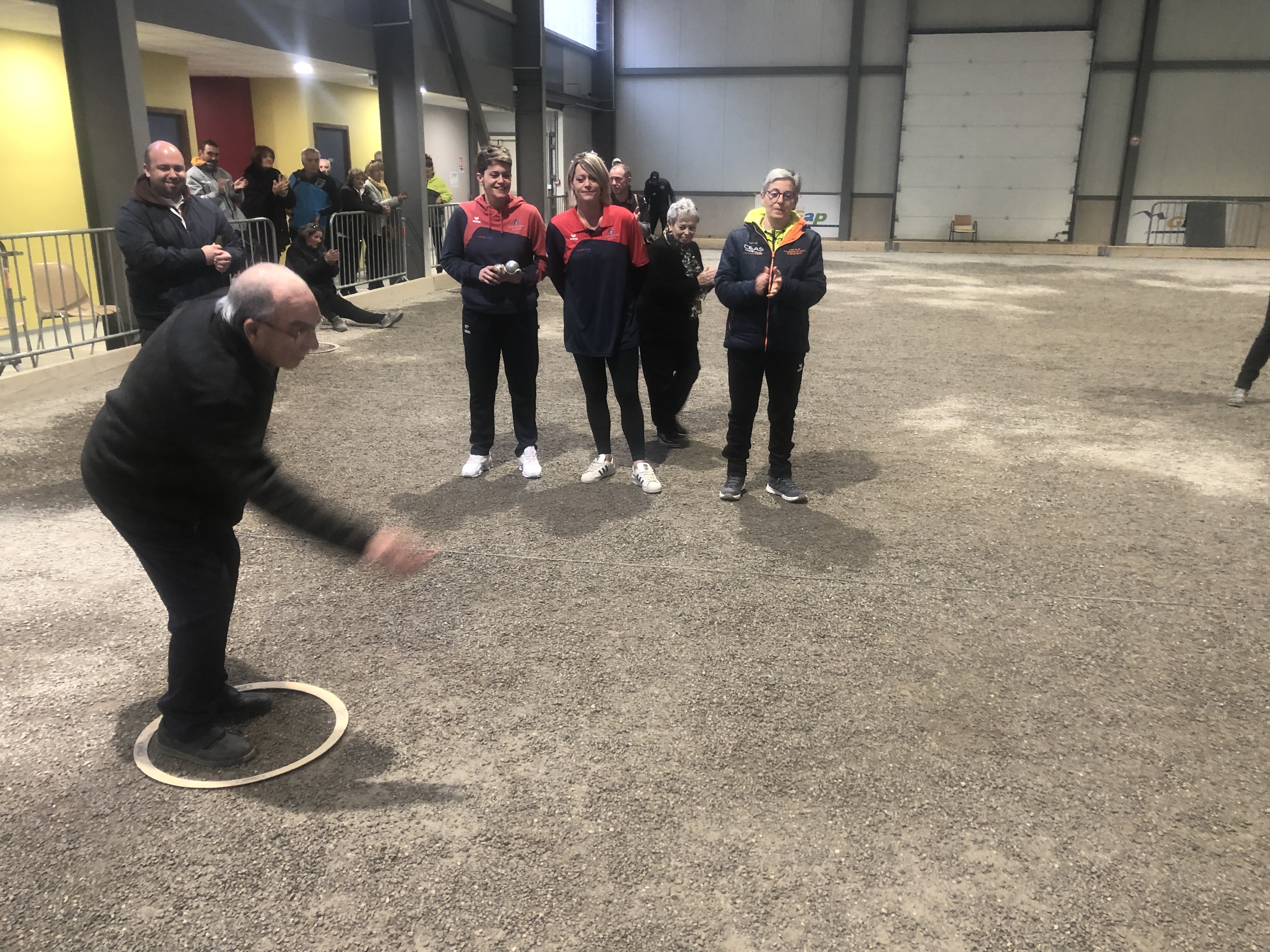 Norbert POU lance le bouchon de la finale du tête à tête féminin.. Norbert POU lance le bouchon de la finale du tête à tête féminin..
