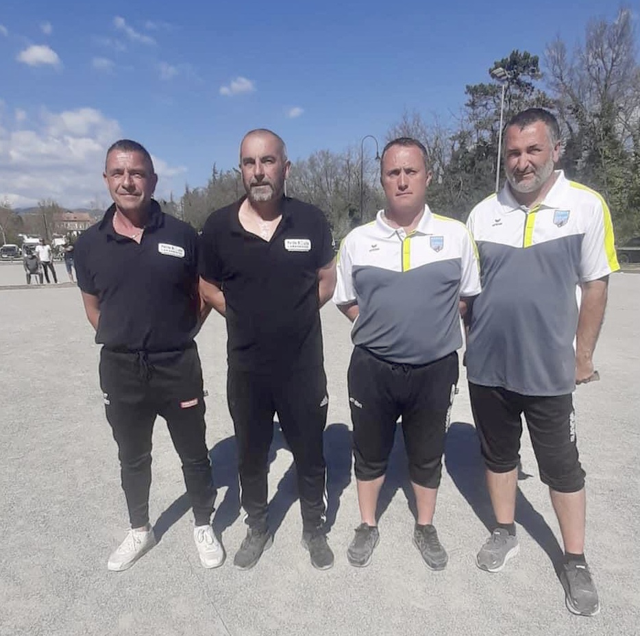 L'autre demi-finale avec les qualifiés pour le France en gris-blanc L'autre demi-finale avec les qualifiés pour le France en gris-blanc