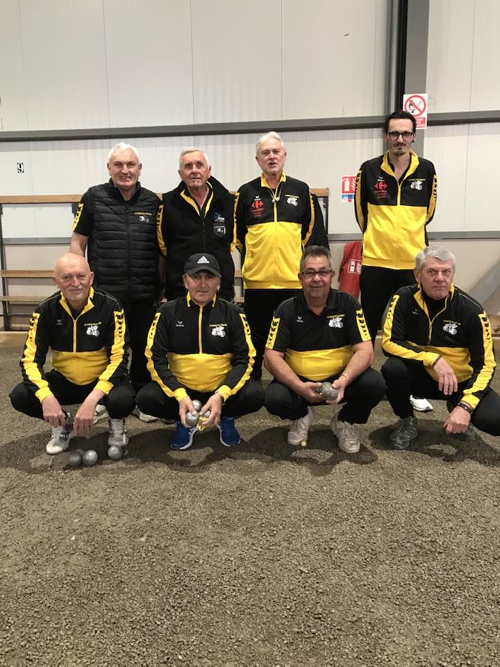 L'équipe du CLUB ROBERT MILLON de la ROCHE DES ARNAUDS emmenée par son coach Loïc TRAMONTANO L'équipe du CLUB ROBERT MILLON de la ROCHE DES ARNAUDS emmenée par son coach Loïc TRAMONTANO