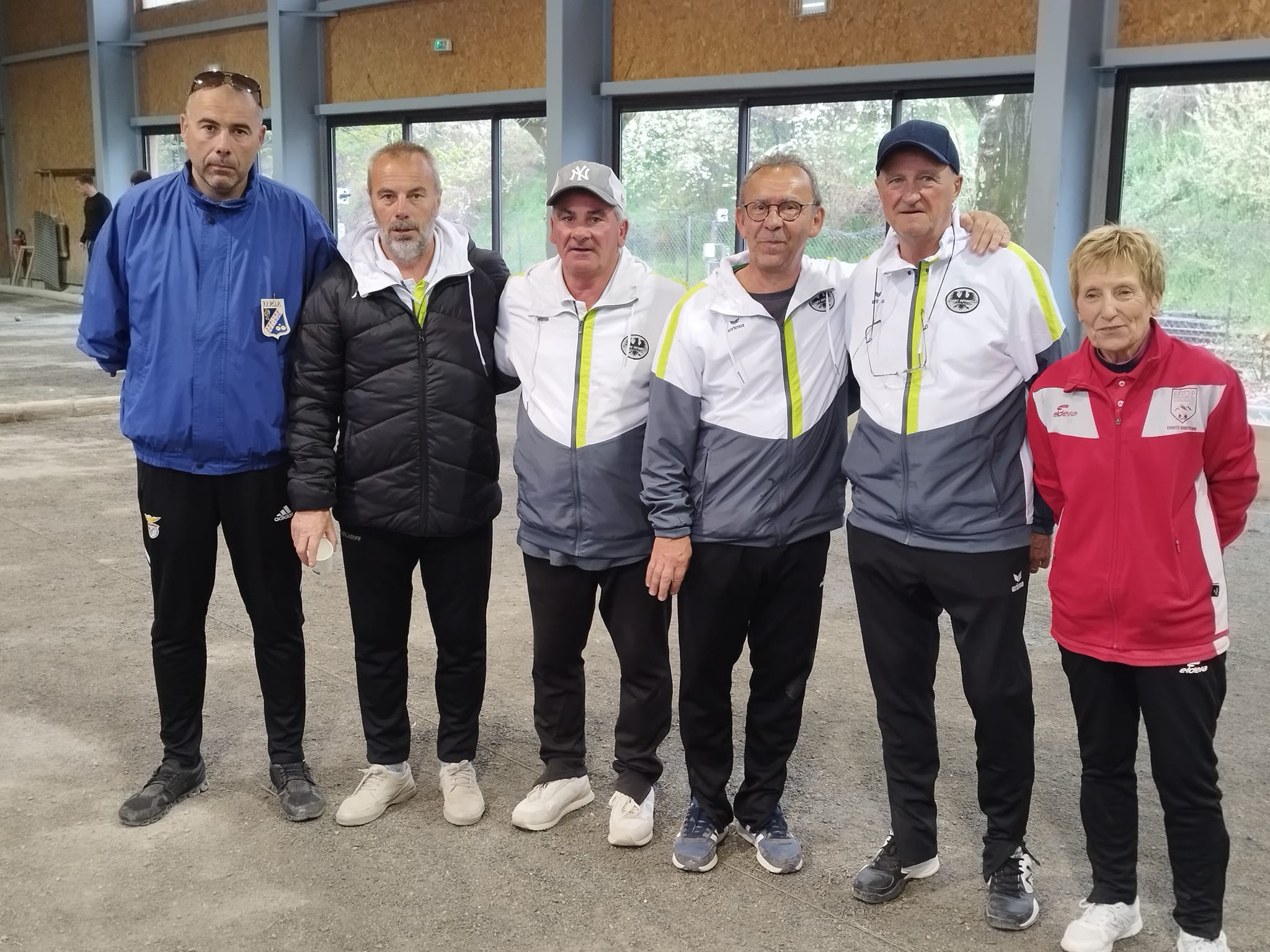 Les CHAMPIONS : Adelino ALEIXO- Janot BOIN et Robert HOUDELETTE avec leur Président : Pierrot ROMAN, la déléguée Claudine GHIGONETTO et l'arbitre Laurent MAGRI