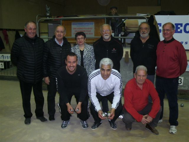 D. GALLAND, R. DIDIER, Maire, Brigitte PROVENCAL avec les vainqueurs et finalistes