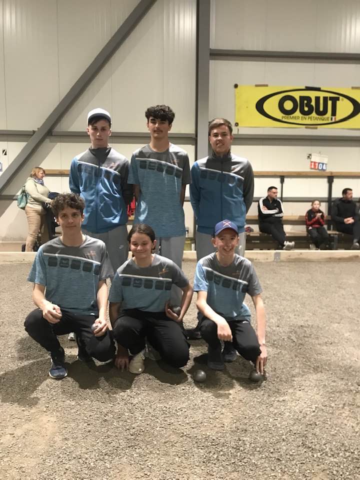 L'équipe Junior championne départementale debout : Evan GRANGER- Hugo FREYNET et David MITIC .. L'équipe junior vice-championne, accroupie : Loup DURAND- Louise MASSE-MICHEL et Evan ASTIER-GIACOMETTI L'équipe Junior championne départementale debout : Evan GRANGER- Hugo FREYNET et David MITIC .. L'équipe junior vice-championne, accroupie : Loup DURAND- Louise MASSE-MICHEL et Evan ASTIER-GIACOMETTI