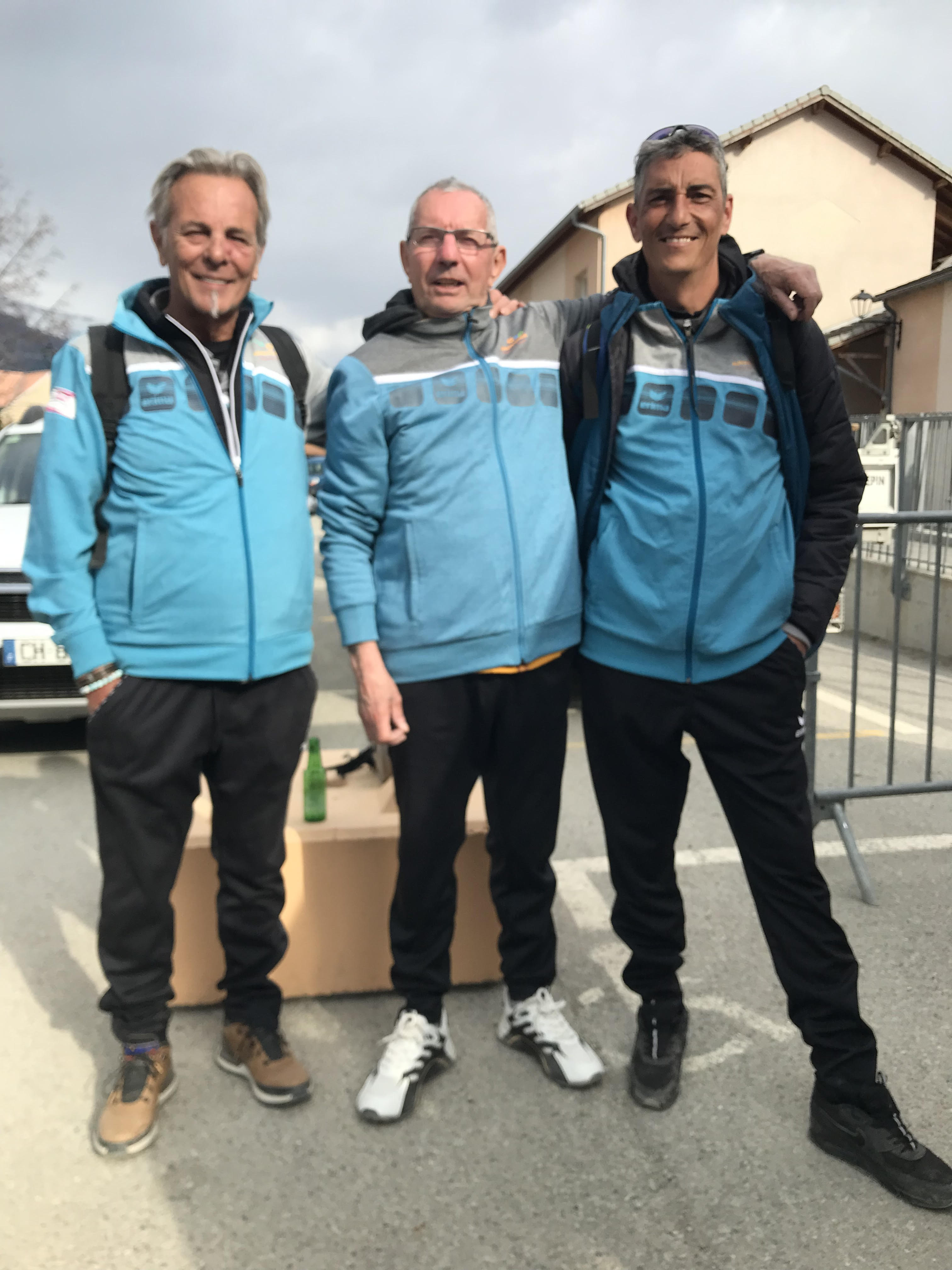 Bernard, Patrick et Yohan qui s'inclinent à la partie après les poules Bernard, Patrick et Yohan qui s'inclinent à la partie après les poules