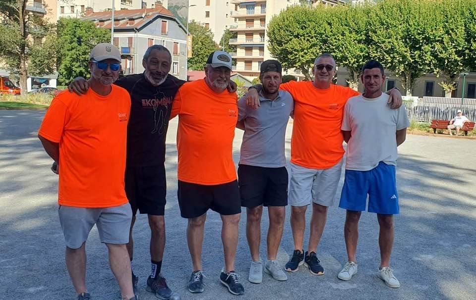 Léquipe BOREL Jean-Michel- COMBE David et FARNAUD Sébastien  avec les vainqueurs, lors des 1/2 finales