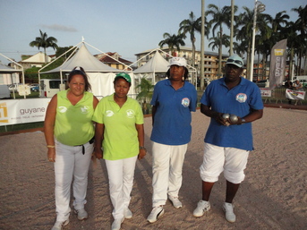 A gauche, l'équipe deSylvie GIACALONE de la Guadeloupe, championne Antilles-Guyane 2011 en doublette et à droite, l'équipe de Dolores NAL, vice-championne Antilles-Guyane 2011 en doublette