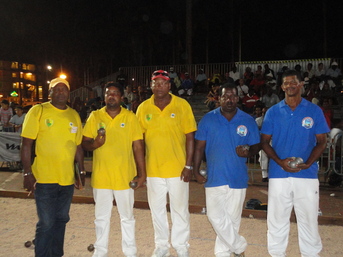 L'équipe de Georges PONAMA de la Martinique à droite, championne Antilles-Guyane 2011 en doublette, et à gauche Marcel BEAUFORT et Alexandre DIAGNE ainsi que leur délégue M. CAUMARTIN, vice-championne Antilles-Guyane 2011 en doublette