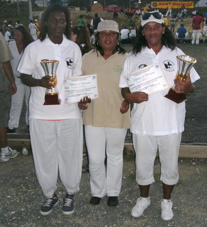 Nos deux représentantes aux Championnatsde France Annick et Jacqueline en Doublette Dame  en compagnie de leur déléguée Cécile.