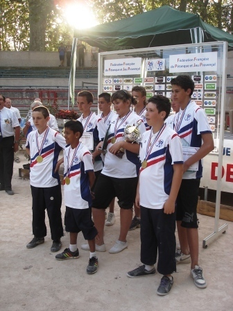 Devant au centre GOMEZ François (TITO), derrière Justine une Championne parmi des Champions, au dernier rang on reconnait ROCHER Mendy avec sa coiffe bien caractéristique parmi les siens chez les Juniors.