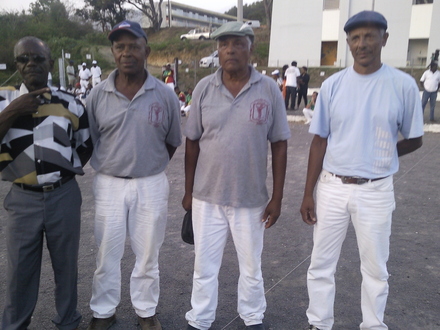 Les Champions de GUADELOUPE 2012 en Vétérans de GàD COLOMBO E-LAUGIER M-LAUGIER J-C du BOULING CLUB du BAILLIF avec leur Président caché derrière ses lunettes.