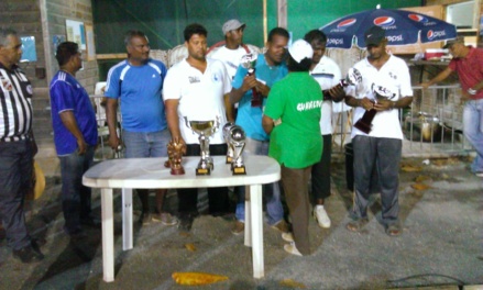 Les finalistes du tournoi de l'Amicale Moulienne avec  de face en bleu ciel de Gà D, MOUROUVIN J-M,CHANGIVY  Y,SAHATI  M-A (avec la casquette), MOTTEYEN M,PERIANAYAGON C,SOUDIAGOM G.