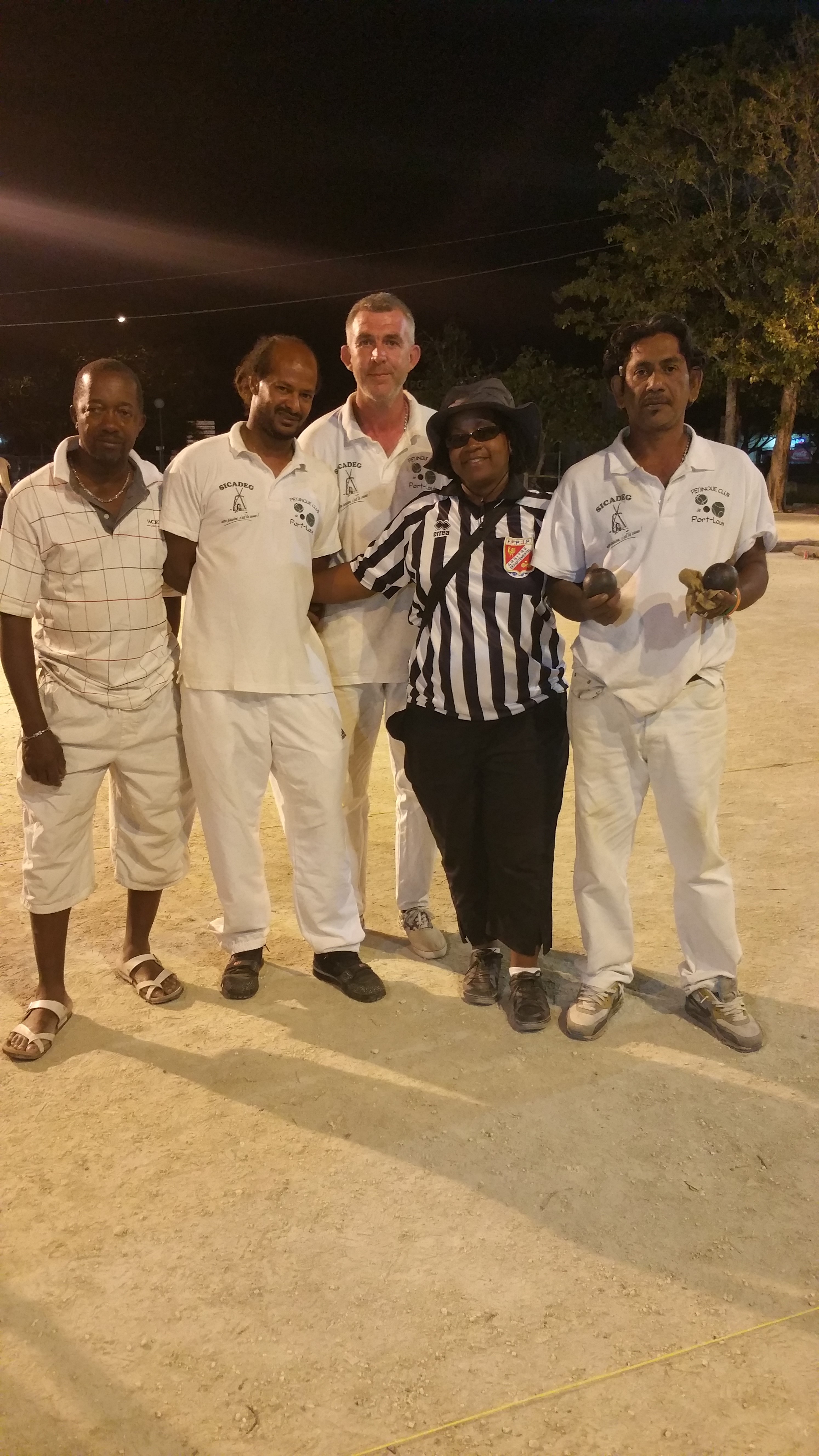 De GàD L.FRANCILLETTE-J.JEANLYS-A.DEBRABANT-C.PERIANAYAGON, et l'arbitre de la rencontre Mme L.DEROCHE De GàD L.FRANCILLETTE-J.JEANLYS-A.DEBRABANT-C.PERIANAYAGON, et l'arbitre de la rencontre Mme L.DEROCHE