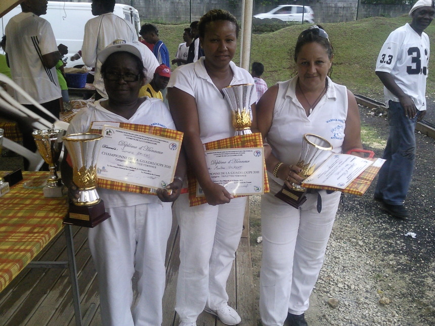 l'équipe championne de la guadeloupe 2011 chez les DAMES:de Gà D( AMIENS SIMONE affectueusement Momone, VALMONT Marlène, GIACALONE Sylvie)