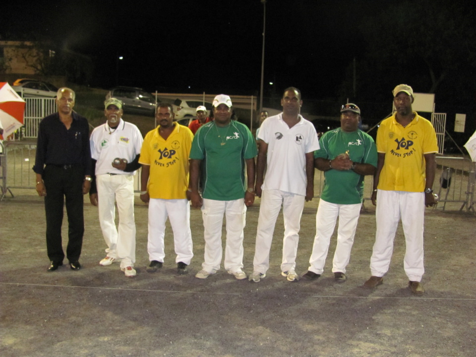 de GàD: LAVAURY Jean-Pierre, chargé de sport de Saint-Claude puis DOUCANE Justin,PERIANAYAGON Jean-Marc,DORESSAMY Urbain,GREAUX Robert, DORESSAMY Eric, DEMONIERE Jean-Pierre.